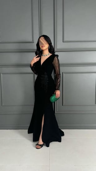 فستان اسود بقصة ماسكه بأكمام شفافه مطرزه