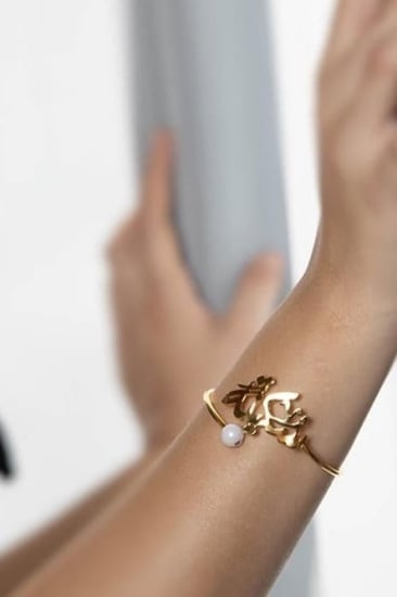 اسوارة مطلي بالذهب تصميم خط عربي