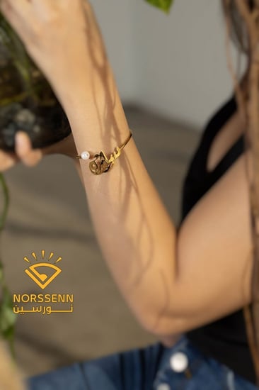 اسوارة بتصميم انيق مرصعه باللولو الابيض الملكي