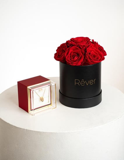 عرض الوردة الدائمة مع سلسال القلبين | بوكس 6 وردات