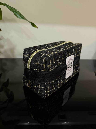 شنطة  أنيقة بتفاصيل ذهبية