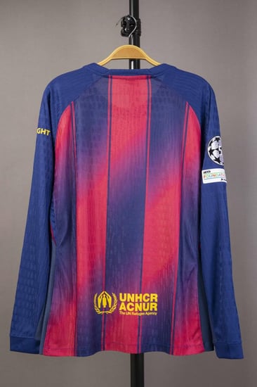 طقم برشلونة الاساسي كم طويل  2026/2025