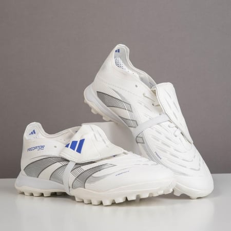 جزمة كرة قدم Adidas