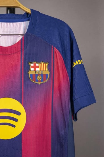 طقم برشلونة الاساسي 2026/2025