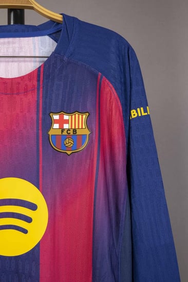 طقم برشلونة الاساسي كم طويل  2026/2025