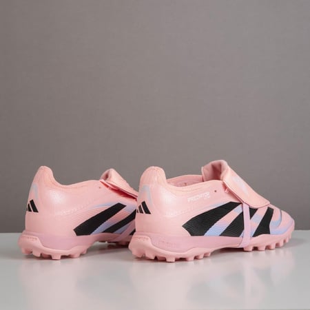 جزمة كرة قدم Adidas