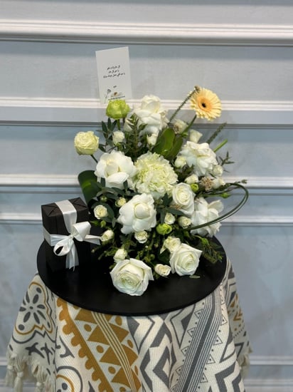 هدية محفظة وميدالية من كالفن كلاين منسق بالورد