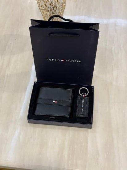 محفظة وميدالية تومي هيلفغير