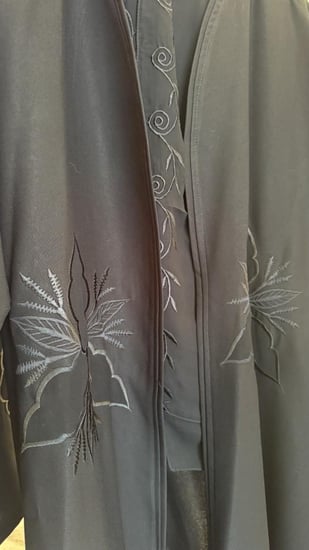 عباية سوداء مطرزة بالخيوط