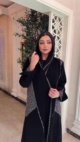 عباية العيد سوداء قماش كريب  مزينة بخيوط التريكو بشكل انيق جداً فخمه جداً  جداً مناسبه للسهرات