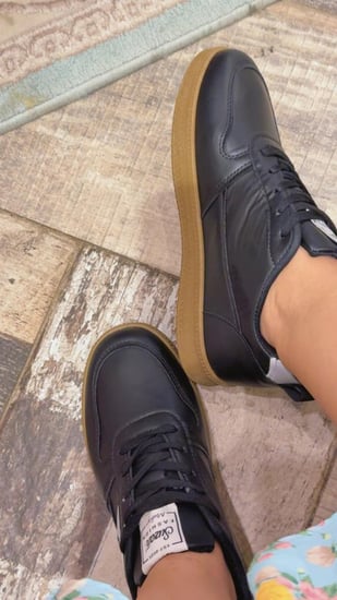 حذاء اسود واسود وابيض رياضي عملي ومريح