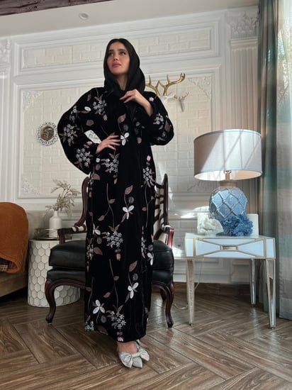 عباية مخمل مطرزة بالخيوط البرونز والفضي بالكامل