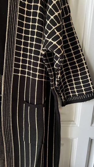 عباية شتوية صوف اسود مقصب بالذهبي تدفي جددداً