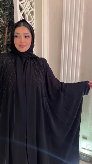 عباية قطريه لون اسود مطرزه بالفصوص والخيوط أنيقه جداً
