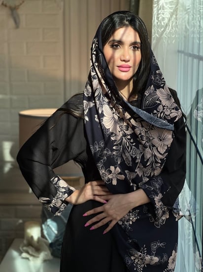 عباية سوداء حرير مغسول خفيف مايتعرفط مع طرحة مشجرة رقم 301