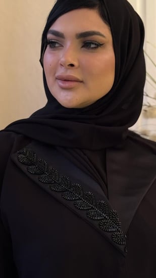 عباية سوداء سادة مزينه بتفته من الرقبة ومن الاكمام مع تطريز بالفصوص بشكل انيق
