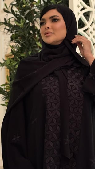 عباية سوداء سادة مزينه بالتطريز بالخيوط من الاكمام وكامل العباية والطرحة على شكل وردات