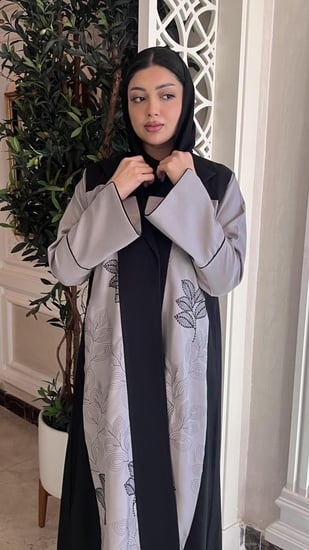 عباية أسود وبيج مشجر بالأسود  رزه وفخمه انيييييقه مع طرحة مشجرة