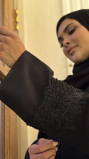 عباية سوداء ساده بأكمام تفته مع تل مطرز بالفصوص