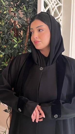 عباية سوداء خامه ماتتعرفط مزينه بالمخمل الاسود من الجوانب ومن الأكمام