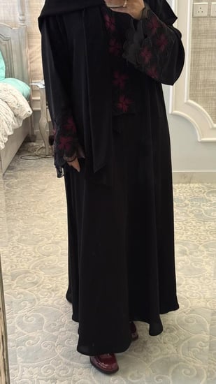عباية سوداء كريب مايتعرفط مزينه بالدانتيل الاسود والعودي من الاكمام والطرحة