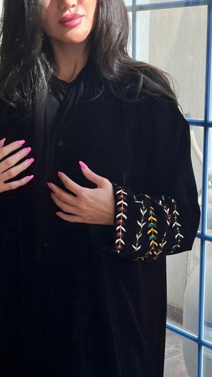 عباية مخمل سوداء سادة مع تطريز بالخيوط الملونة بالاكمام