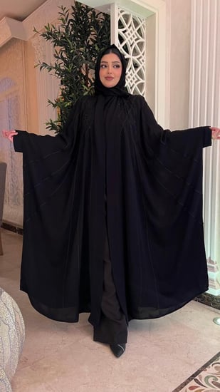 عباية قطريه لون اسود مطرزه بالفصوص والخيوط أنيقه جداً