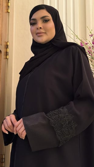 عباية سوداء ساده بأكمام تفته مع تل مطرز بالفصوص