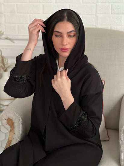عباية سوداء قماش الندى خفيف ومايتعرفط مزين بكلفة مطرزة وطبقة تل على الكم رقم 292