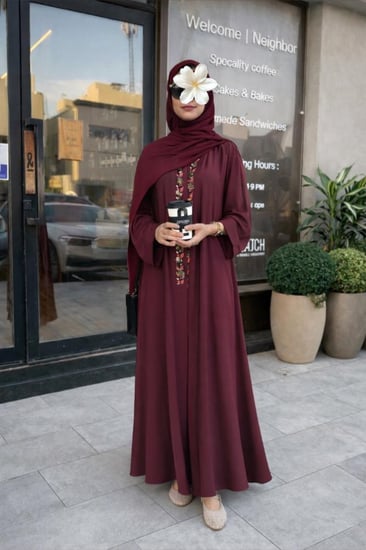 عباية برغندي حرير طايح مايتعرفط مطرزه بالخيوط من الصدر ومعاها طرحة