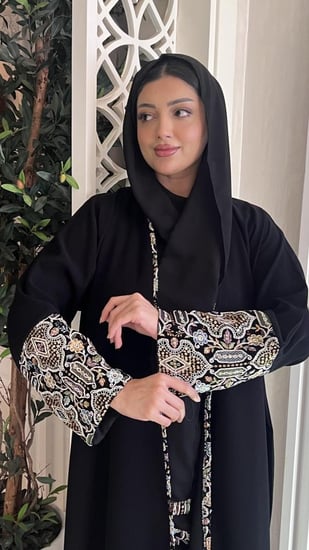 عباية اسود مطرزة بالخيوط الملونه والترتر من الاكمام ومن الامام وبجوانب الطرحة