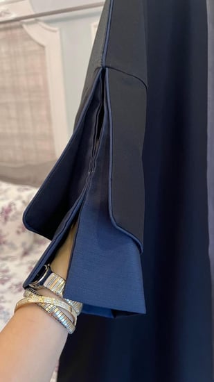 عباية سوداء ومن الخلف تفته مشجرة من الاسفل بالبرونز والازرق