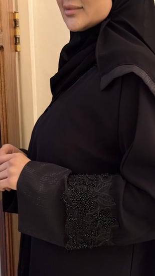 عباية سوداء ساده بأكمام تفته مع تل مطرز بالفصوص