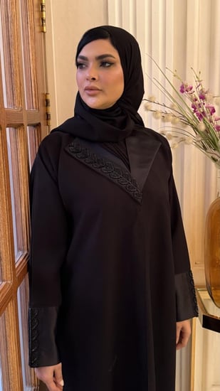 عباية سوداء سادة مزينه بتفته من الرقبة ومن الاكمام مع تطريز بالفصوص بشكل انيق