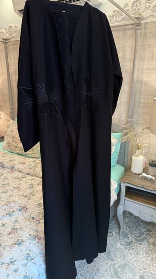 عباية سوداء مطرزة بالخيوط