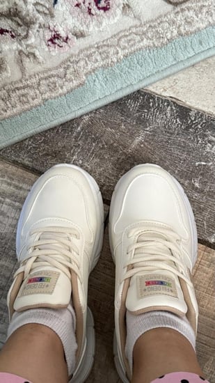 حذاء بيج وبني وابيض رياضي عملي ومريح وانيق