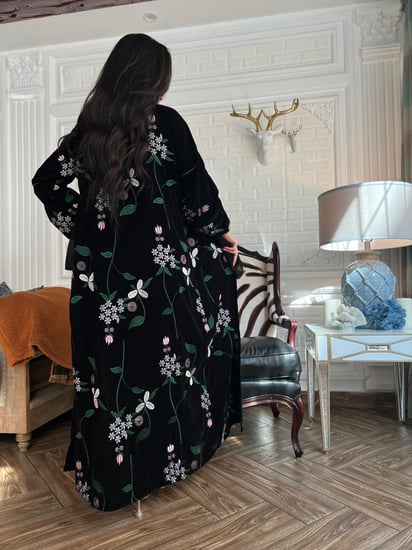 عباية مخمل مطرزة الخيوط الملونة بالكامل