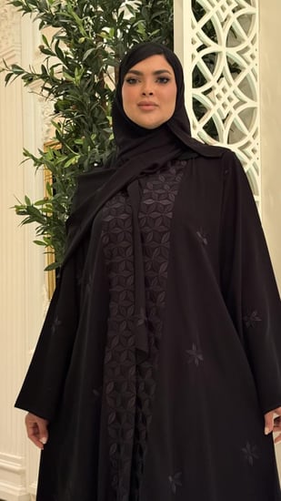 عباية سوداء سادة مزينه بالتطريز بالخيوط من الاكمام وكامل العباية والطرحة على شكل وردات