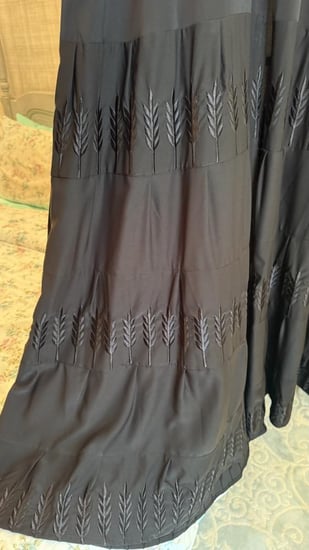 عباية سوداء حرير مشغوله بالخيوط من الاسفل وكلوش وطبقات