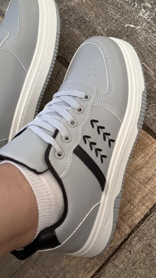 حذاء رصاصي واسود وابيض رياضي عملي ومريح وانيق