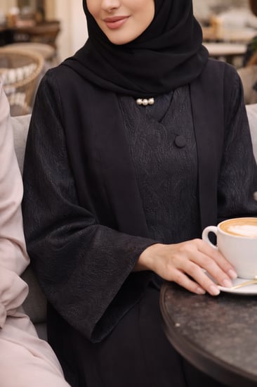عباية سوداء عباره عن قطعتين متصله ببعض ( فستان داخلي وفوقه عبايه ) انيقه ومناسبه للعزايم وللدوام والطلعات