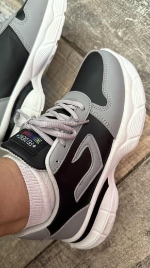 حذاء اسود ورصاصي وابيض رياضي عملي ومريح وانيق