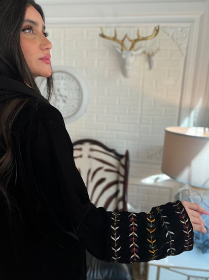 عباية مخمل سوداء سادة مع تطريز بالخيوط الملونة بالاكمام