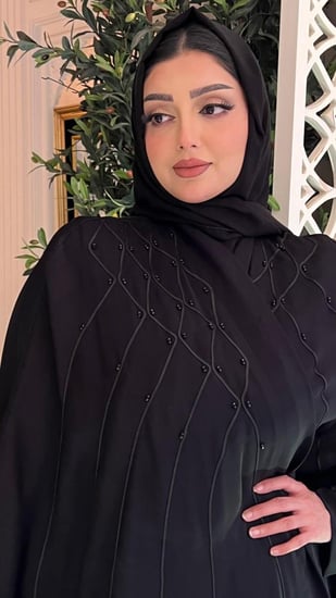 عباية قطريه لون اسود مطرزه بالفصوص والخيوط أنيقه جداً