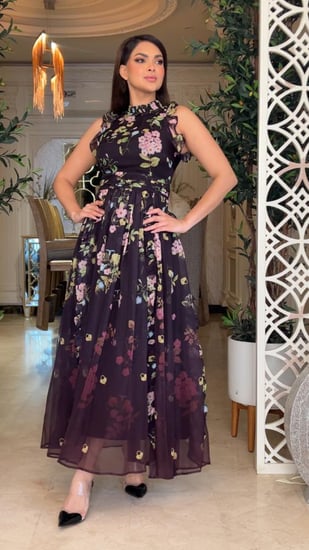 فستان العيد الأنيق شيفون مشجر واسع ومبطن بدون أكمام مزين بالكرانيش الناعمه من الكتف والاسفل مع حزام متصل مزموم