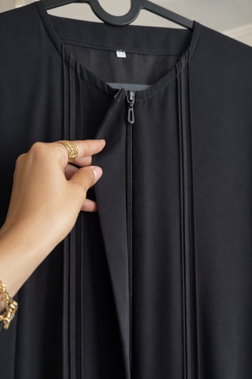 عباية كلوش واسعه قماشها كريب طايح مايتعرفط ابد بسحاب عمليه جداً