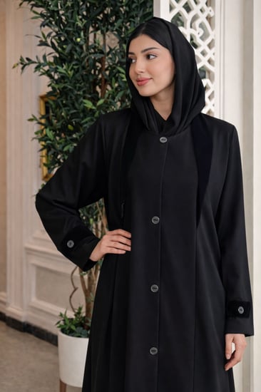 عباية سوداء خامه ماتتعرفط مزينه بالمخمل الاسود من الجوانب ومن الأكمام