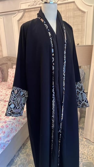 عباية اسود مطرزة بالخيوط الملونه والترتر من الاكمام ومن الامام وبجوانب الطرحة