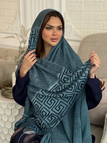 طرحة لون أخضر تركواز لينن خفيفه وباردة مطرزة بالخيوط تركواز