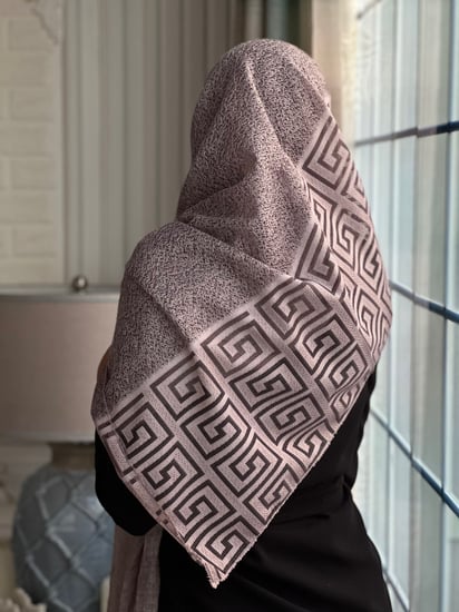 طرحة لون كشميري لينن خفيفه وباردة مطرزة بالخيوط رقم